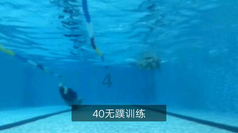 可爱女孩参加宴会