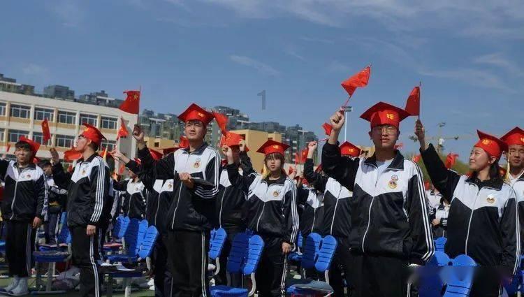 四婚迎娶“小娇妻”，他是伦敦最酷的华裔，靠“吃”打出一片天下