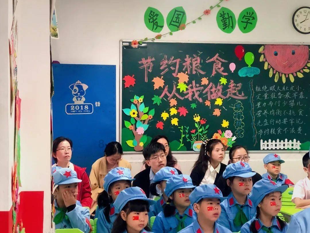 家里的家长离家出走了怎么办，她把钱钥匙和手机全都留在家里，只带了她要吃的药就走了？游戏画面