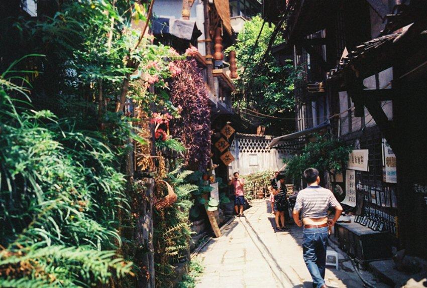 逃离荒废的戏院